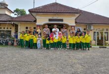 Polisi Sahabat Anak Polres Lebak Sambut Baik Anak - Anak Tk
