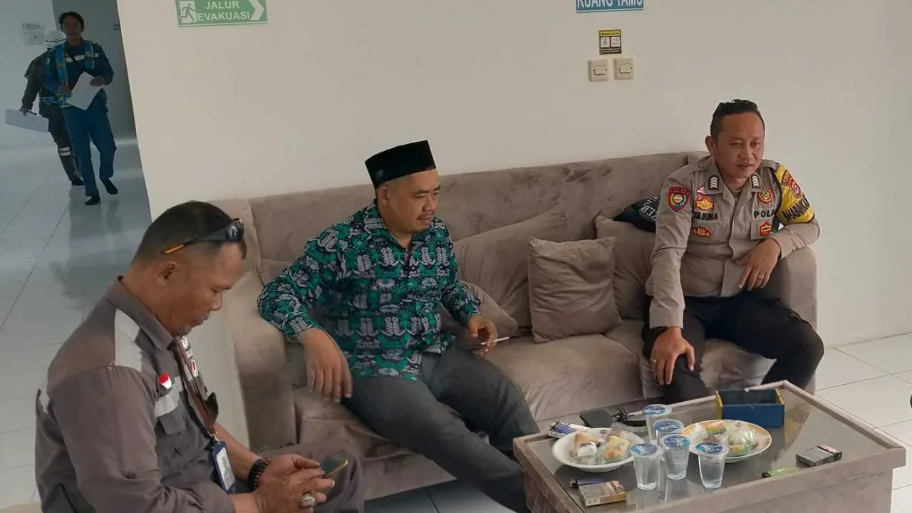 Bhabinkamtibmas Polsek Cileles Sampaikan Himbauan Kamtibmas Pada Warga