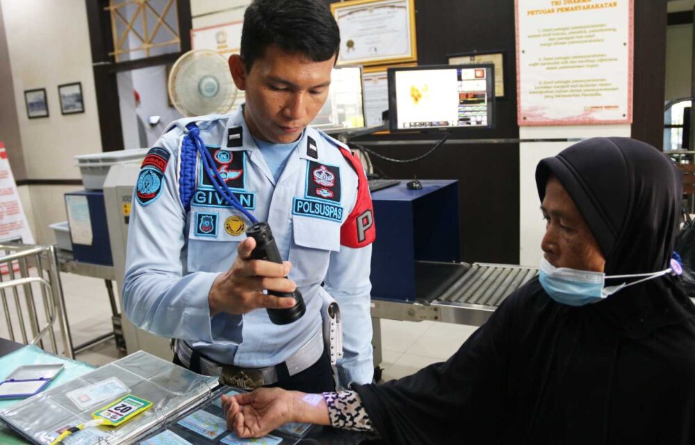 Petugas Pengamanan Pintu Utama (P2U) Lapas Cirebon Terapkan Sop