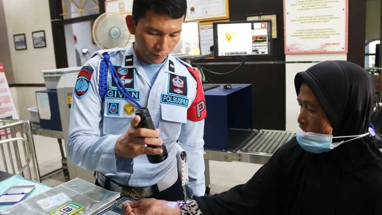 Petugas Pengamanan Pintu Utama (P2U) Lapas Cirebon Terapkan SOP