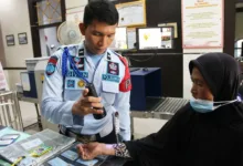 Petugas Pengamanan Pintu Utama (P2U) Lapas Cirebon Terapkan SOP