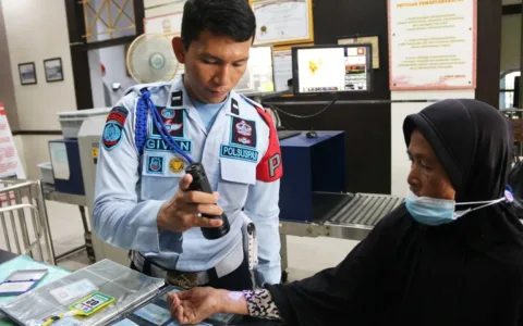 Petugas Pengamanan Pintu Utama (P2U) Lapas Cirebon Terapkan SOP