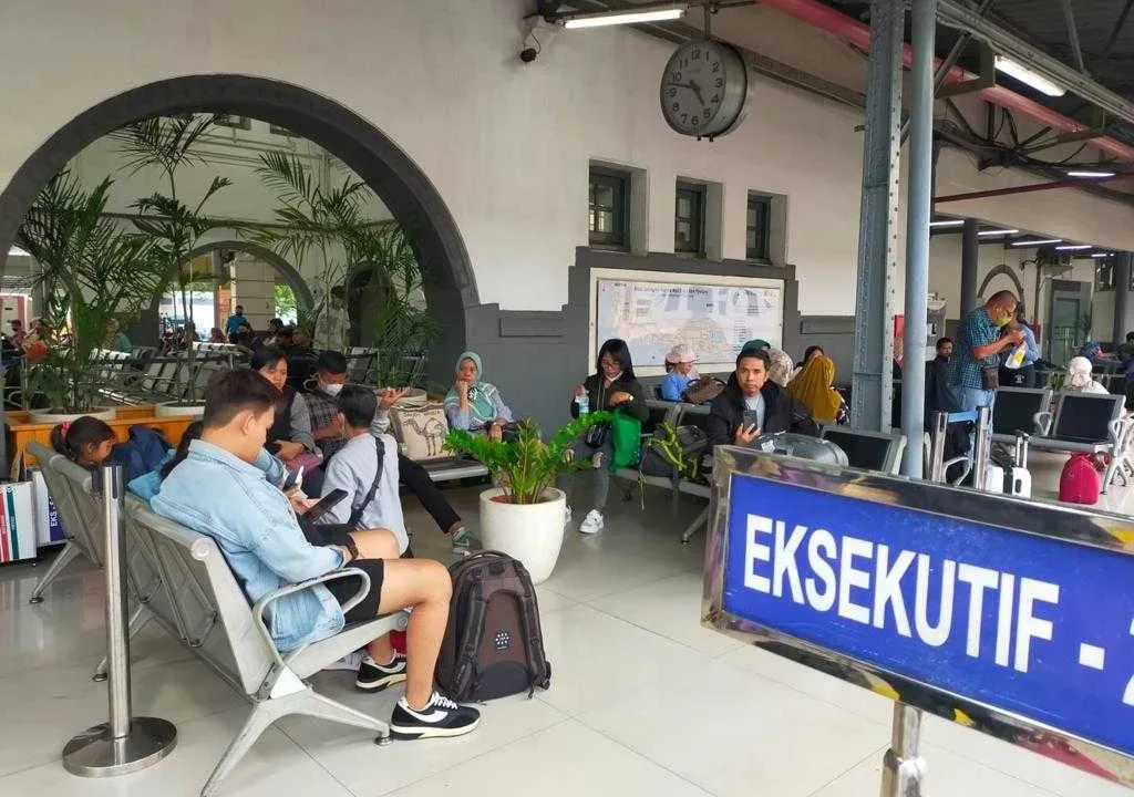 Naik KA dari Stasiun Gambir dan Pasar Senen, Perhatikan Persyaratan Terbarunya