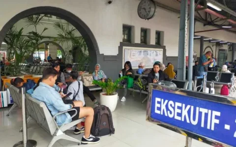 Naik KA dari Stasiun Gambir dan Pasar Senen, Perhatikan Persyaratan Terbarunya
