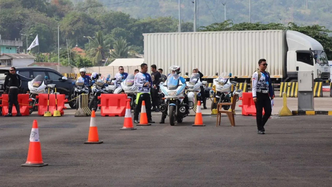 HUT Bhayangkara ke 77, Ditlantas Polda Banten Gelar Perlombaan Saftey Driving dan Saftey Riding