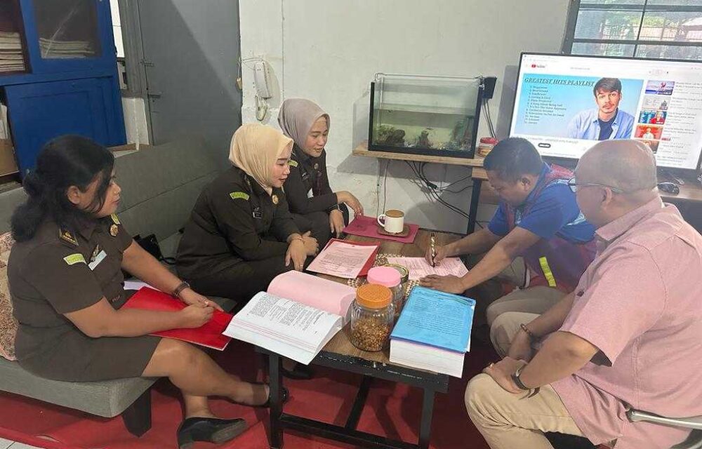 Pidsus Kejati Sulsel Serahkan Tsk Dan Bb Ke Jaksa Penuntut Imum