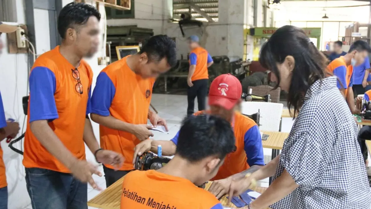 Warga Binaan Lapas Cirebon Ikuti Pelatihan Menjahit, Begini Selengkapnya