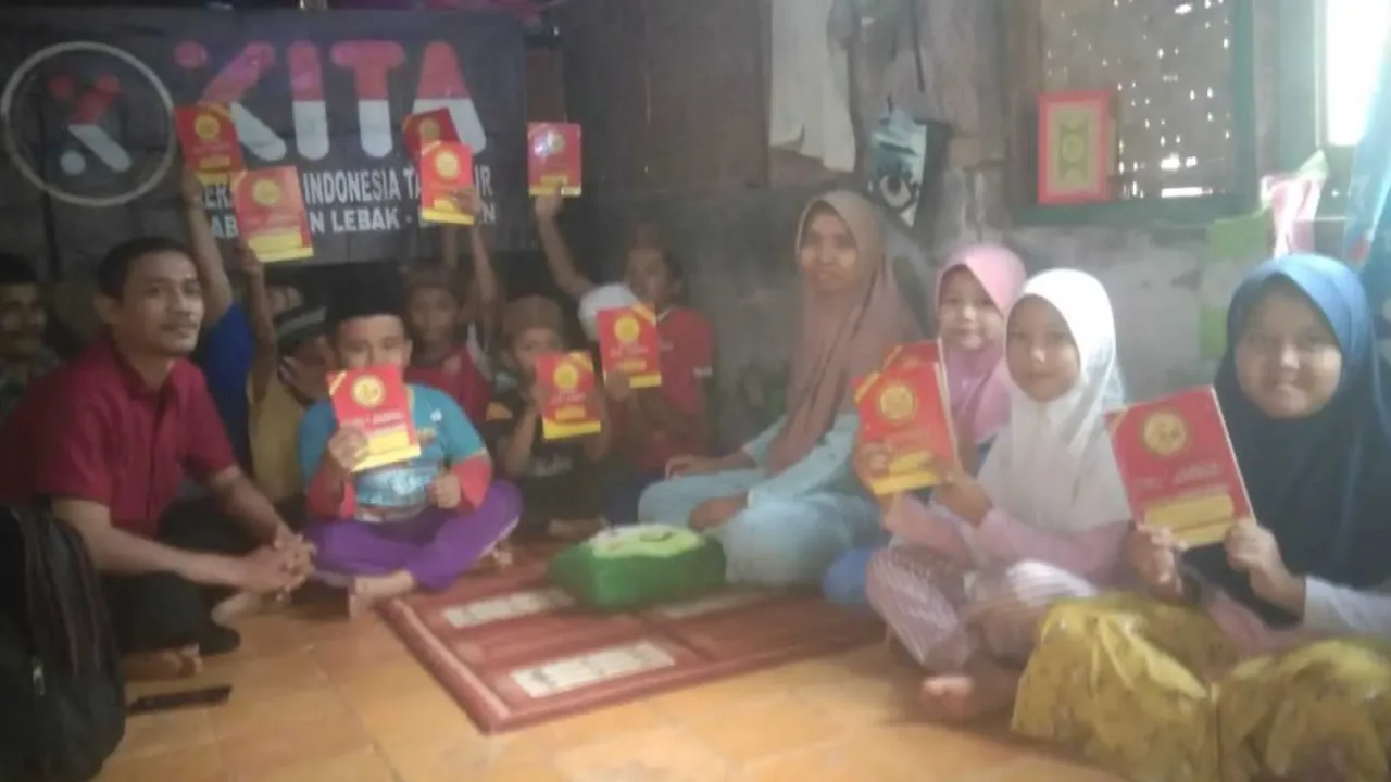 KITA Bagikan Al-Qur’an Kepesantren Salafi di Lebak