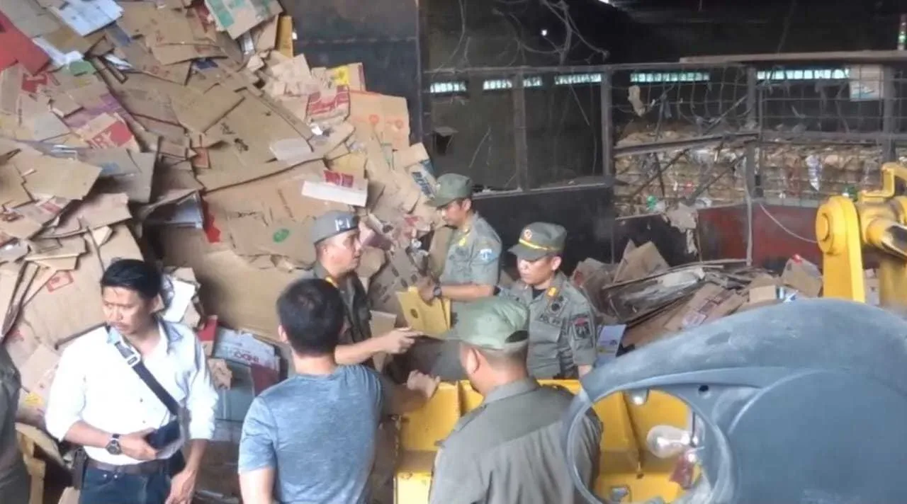 Pabrik Pengolahan Sampah dan Barang Bekas UD Gunadi Putra di Ciracas Masih Beroperasi