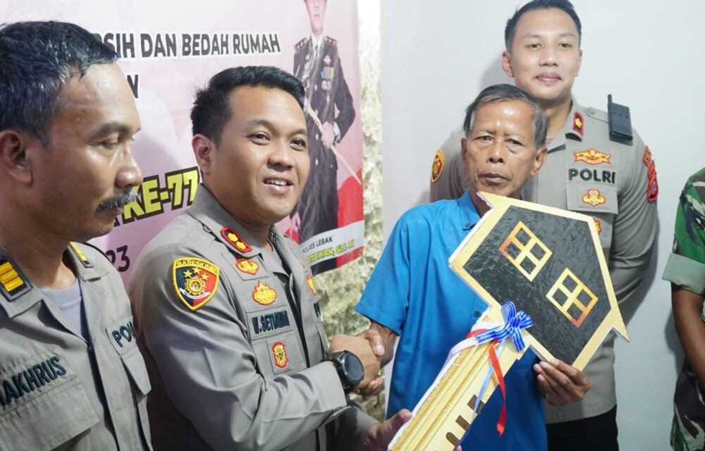 Selesai Di Bedah Rumah, Kapolres Lebak Serahkan Kunci Rumah Kepada Purnawirawan Polri