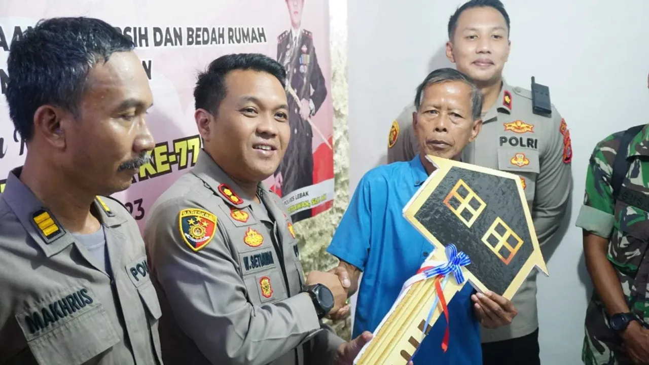 Selesai Di Bedah Rumah, Kapolres Lebak Serahkan Kunci Rumah Kepada Purnawirawan Polri