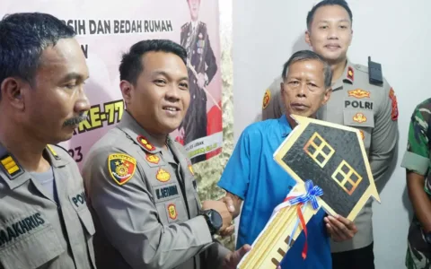 Selesai Di Bedah Rumah, Kapolres Lebak Serahkan Kunci Rumah Kepada Purnawirawan Polri