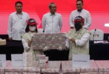 Kpk Perlihatkan Uang Tunai Kasus Korupsi Lukas Enembe