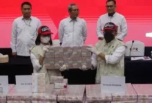 KPK Perlihatkan Uang Tunai Kasus Korupsi Lukas Enembe