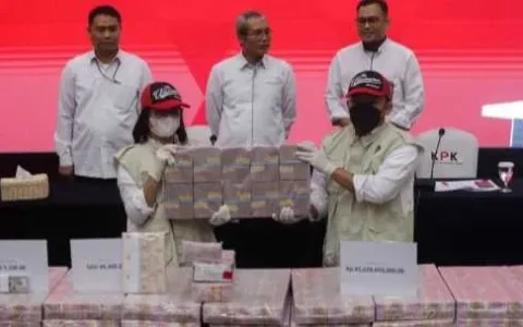 KPK Perlihatkan Uang Tunai Kasus Korupsi Lukas Enembe