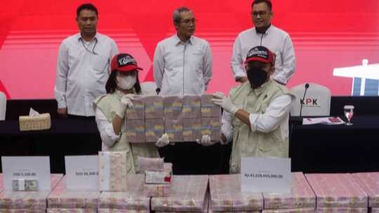 Kpk Perlihatkan Uang Tunai Kasus Korupsi Lukas Enembe