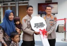 Kapolda Banten Serah Terimakan Kunci Dan Berikan Bantuan Sosial