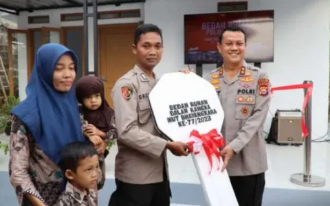 Kapolda Banten Serah Terimakan Kunci dan Berikan Bantuan Sosial
