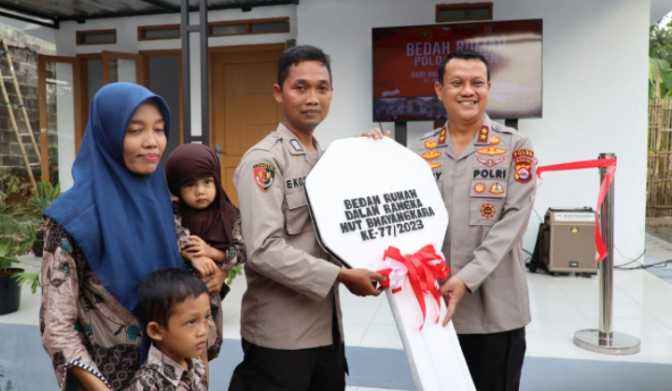 Kapolda Banten Serah Terimakan Kunci Dan Berikan Bantuan Sosial