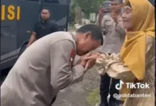 Viral, Jendral Polisi Cium Tangan Pensiunan Polwan, Berikut Sosoknya