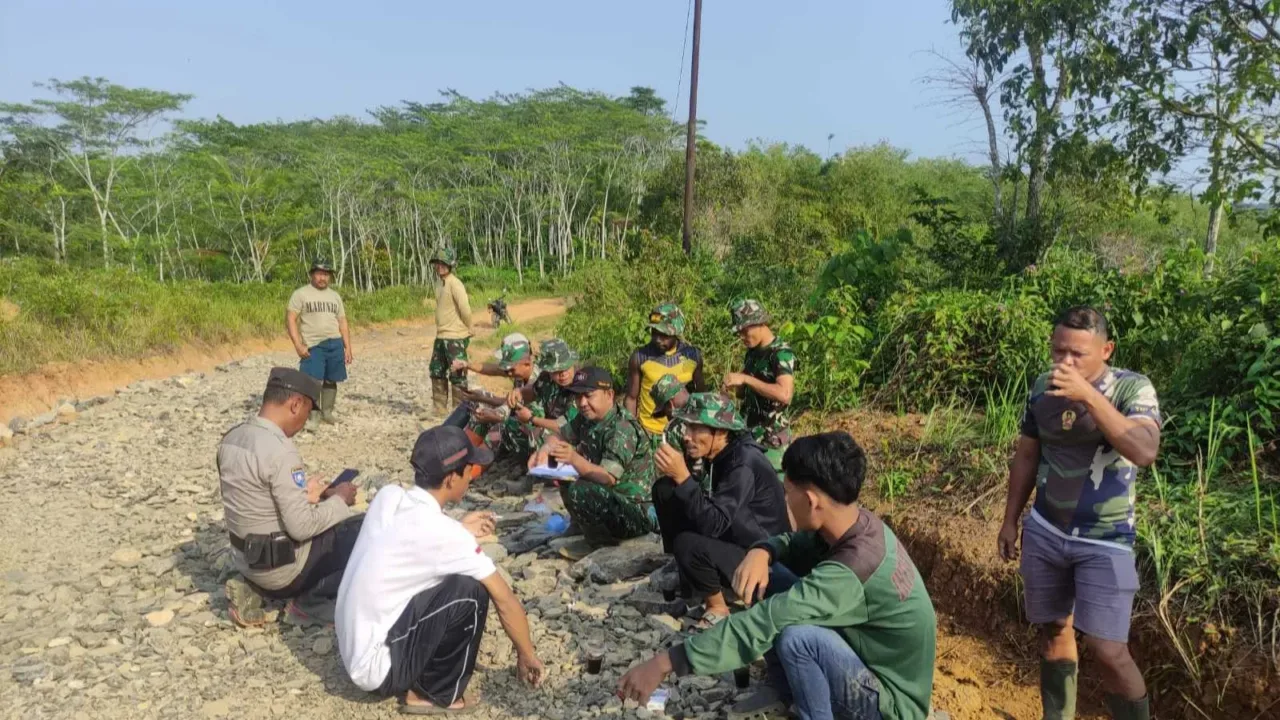 Hari ke 20 Pelaksanaan TMMD 117, Satgas TMMD Semakin Akrab Dengan Warga
