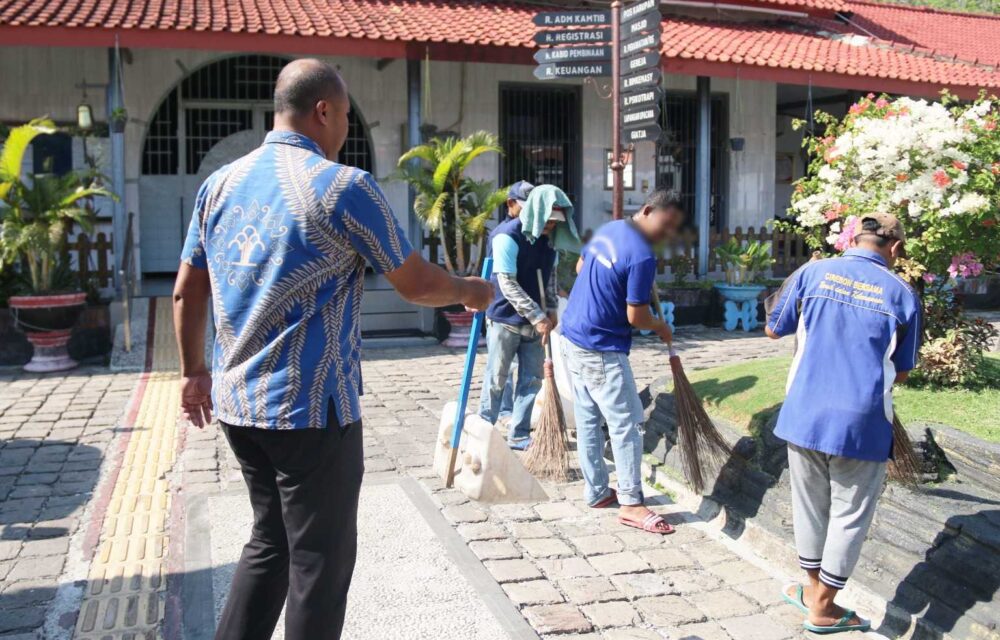 Lapas Cirebon Laksanakan Kegiatan Kebersihan Lingkungan Sekitar Lapas