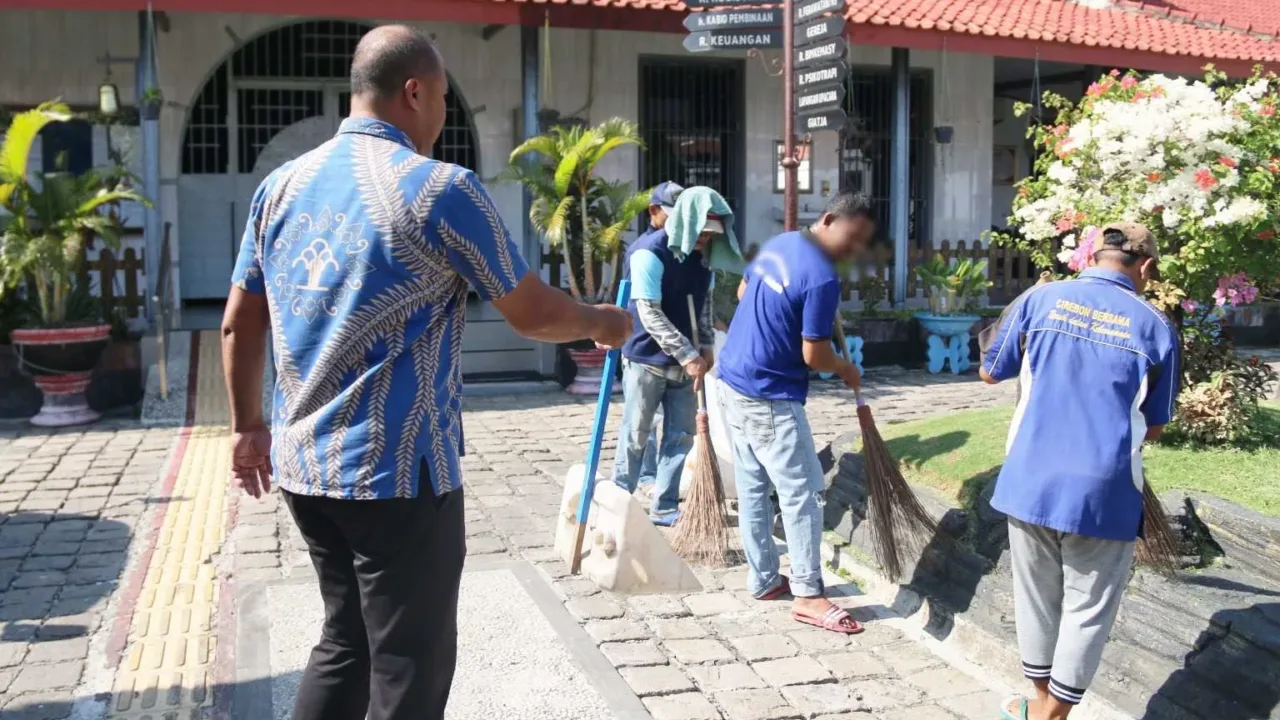 Lapas Cirebon Laksanakan Kegiatan Kebersihan Lingkungan Sekitar Lapas