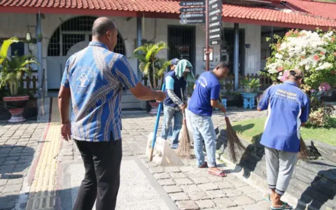 Lapas Cirebon Laksanakan Kegiatan Kebersihan Lingkungan Sekitar Lapas
