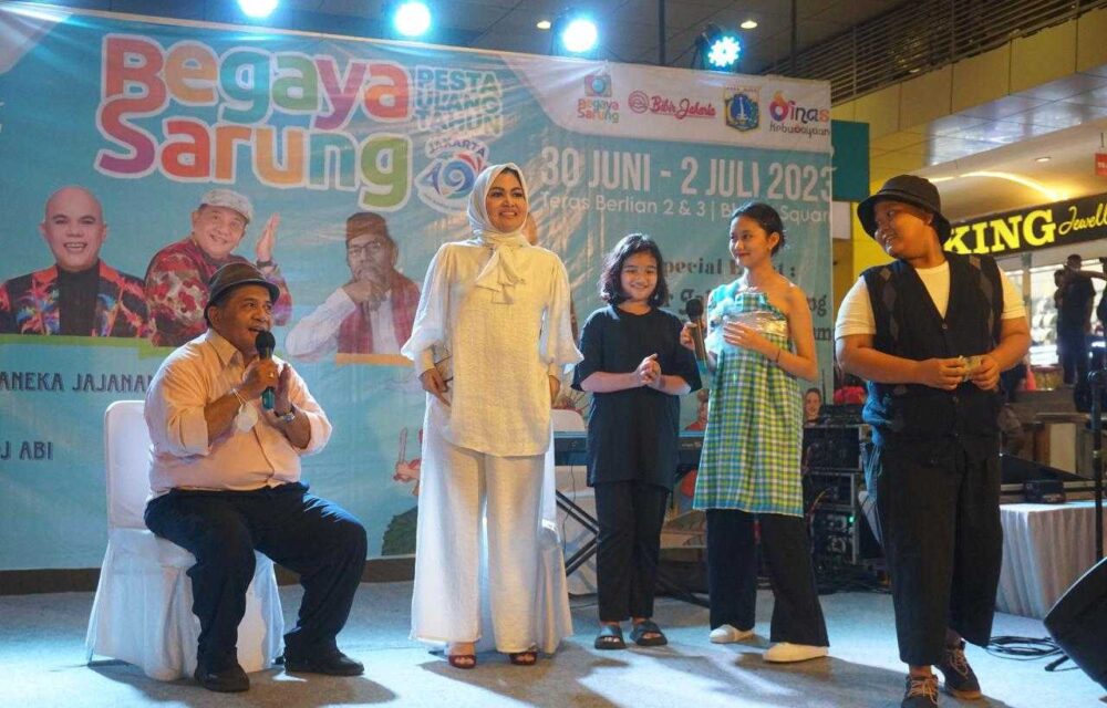 Lebih Dekat Bareng Camelia Panduwinata Di Acara Talkshow Bergaya Sarung