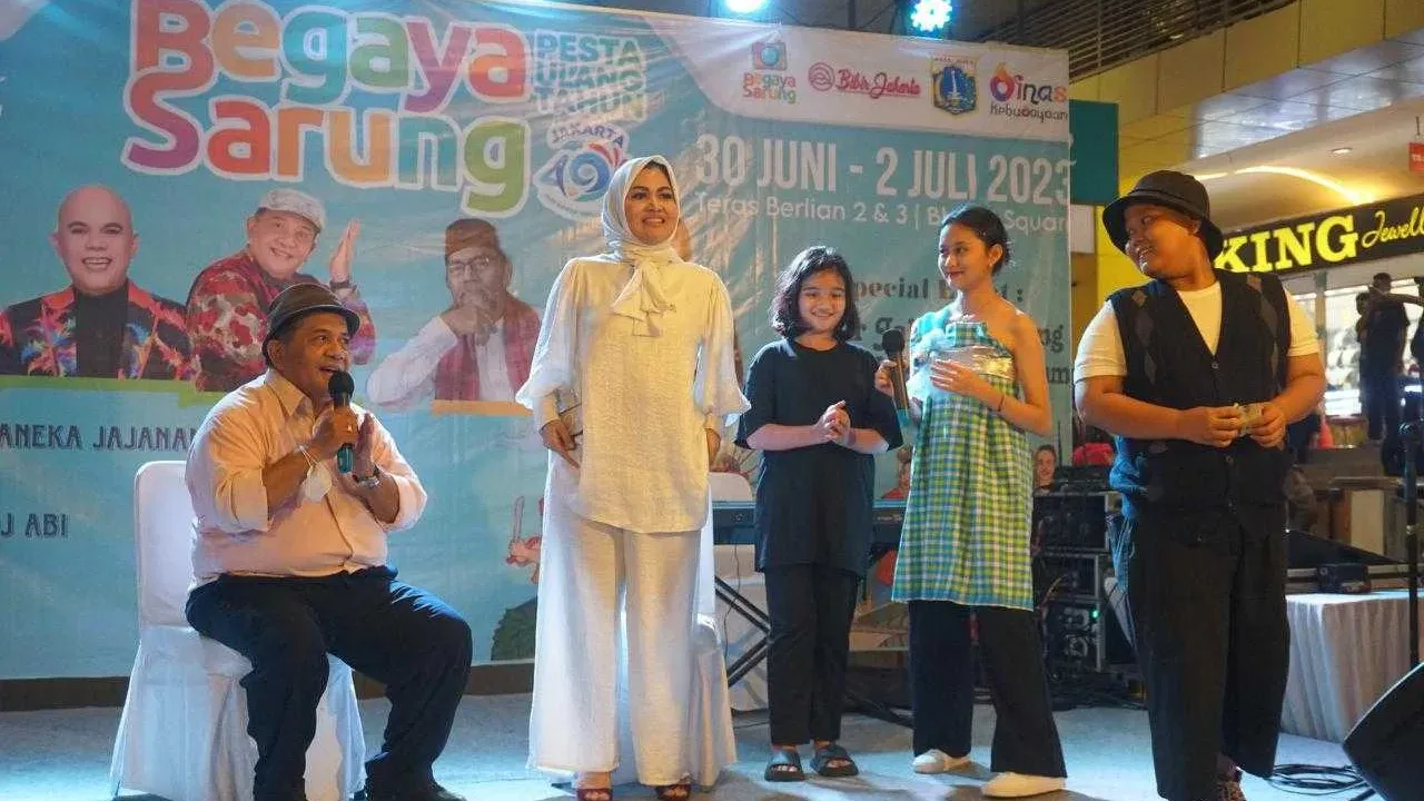 Lebih Dekat Bareng Camelia Panduwinata di Acara Talkshow Bergaya Sarung