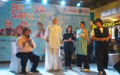 Lebih Dekat Bareng Camelia Panduwinata di Acara Talkshow Bergaya Sarung