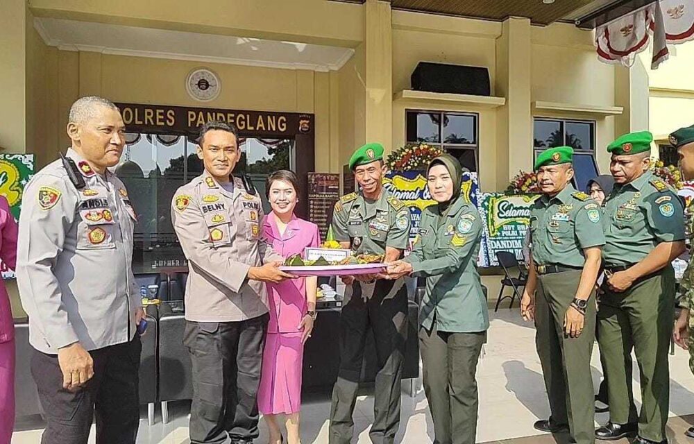 Kasdim 0601/Pandeglang Berikan Kejutan Ke Mapolres Di Hut Bhayangkara Ke 77