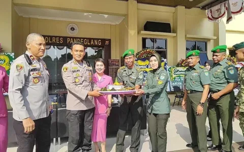 Kasdim 0601/Pandeglang Berikan Kejutan ke Mapolres di HUT Bhayangkara Ke 77