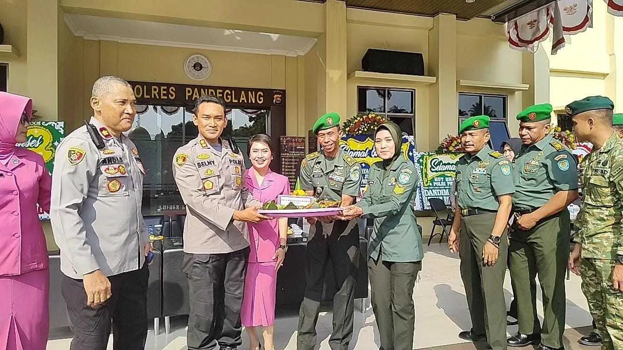 Kasdim 0601/Pandeglang Berikan Kejutan ke Mapolres di HUT Bhayangkara Ke 77