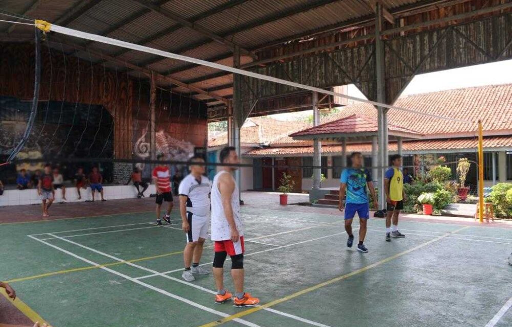 Warga Binaan Lapas Cirebon Latihan Bola Voli, Jaga Kesehatan Tubuh