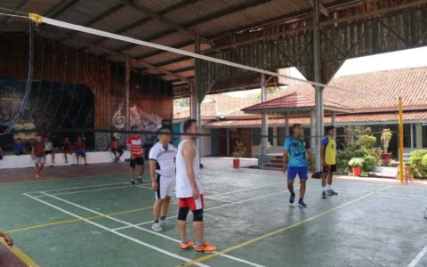 Warga Binaan Lapas Cirebon Latihan Bola Voli, Jaga Kesehatan Tubuh