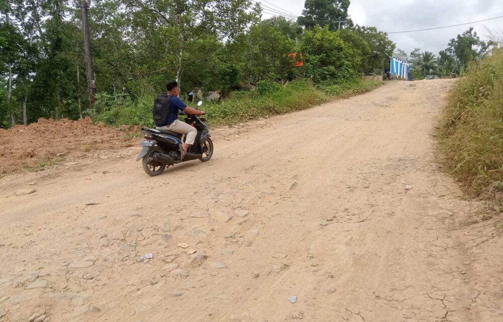 Kacau, Jalan Raya Sampay Sajir Yang Melewati Cipadang Kecamatan Cileles Rusak Parah