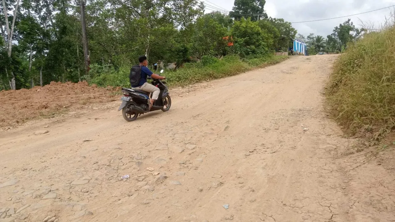 KACAU, Jalan Raya Sampay Sajir yang Melewati Cipadang Kecamatan Cileles Rusak Parah