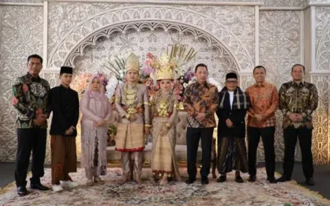 Kapolda Banten Dampingi Kapolri Hadir di Pernikahan Putri Ulama Kharismatik
