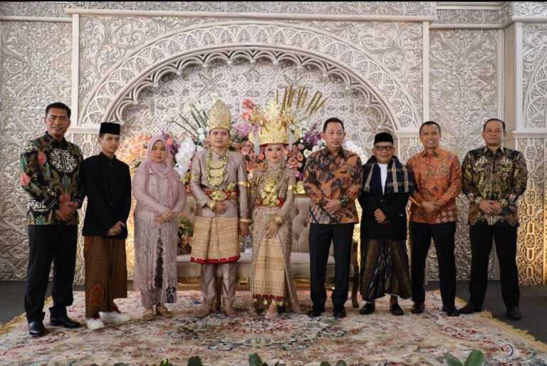 Kapolda Banten Dampingi Kapolri Hadir Di Pernikahan Putri Ulama Kharismatik