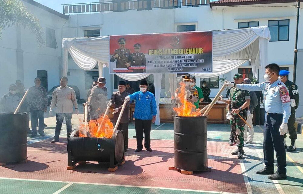 Bupati Dan Kejari Bakar-Bakaran, Kejaksaan Negeri Cianjur Lakukan Pemusnahan Barang Bukti Tindak Pidana