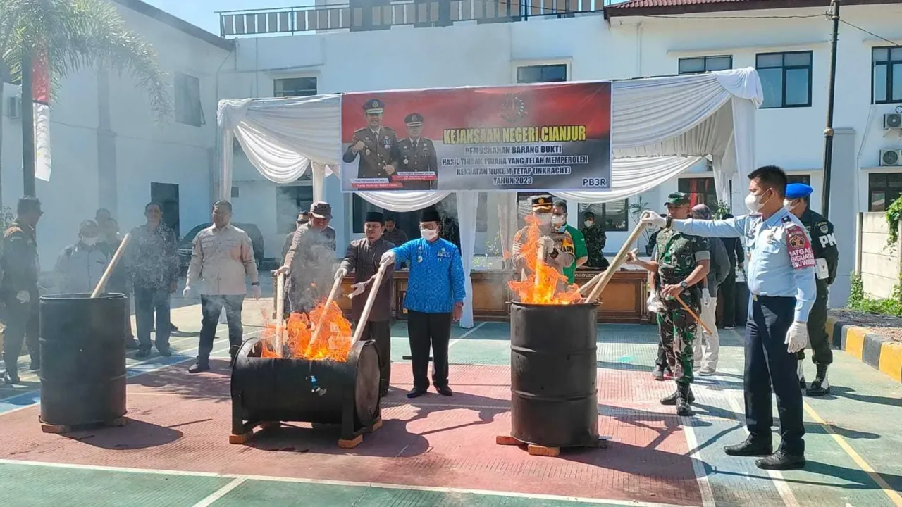 Bupati dan Kejari Bakar-Bakaran, Kejaksaan Negeri Cianjur Lakukan Pemusnahan Barang Bukti Tindak Pidana