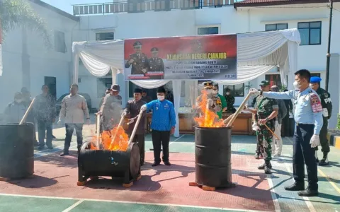 Bupati dan Kejari Bakar-Bakaran, Kejaksaan Negeri Cianjur Lakukan Pemusnahan Barang Bukti Tindak Pidana