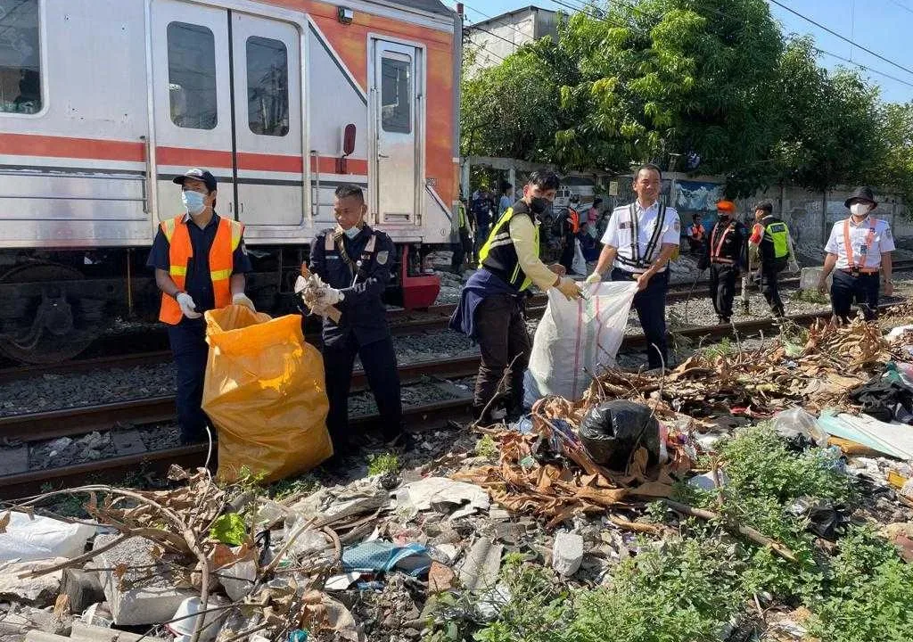 Komitmen Keselamatan Daop 1 Jakarta Tertibkan Puluhan Bangunan Liar Wilayah Pasar Senen Di Operasi Bersih Lintas