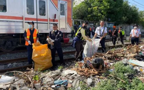 Komitmen Keselamatan Daop 1 Jakarta Tertibkan Puluhan Bangunan Liar Wilayah Pasar Senen Di Operasi Bersih Lintas