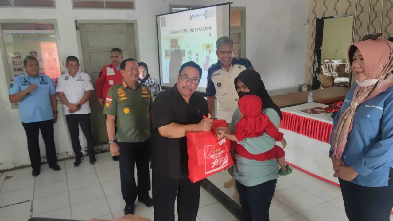Kabapas Subang Laksanakan Bakti Sosial Pengentasan Stunting Bersama Ka UPT Cipurwabesuka