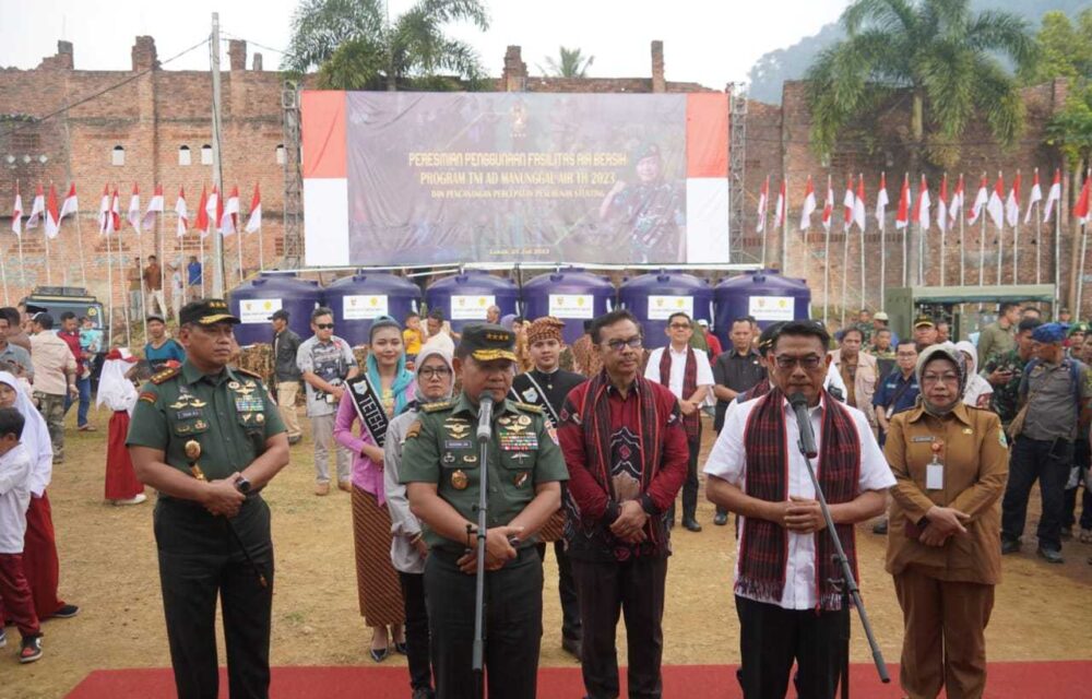 Ribuan Warga Sambut Ceria Kasad Jendral Dudung Resmikan Fasilitas Air Bersih