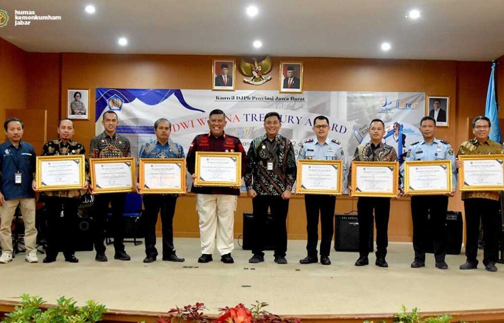 Kakanwil R. Andika Dwi Prasetya Terima Penghargaan Dwi Warna Treasury Award 2023
