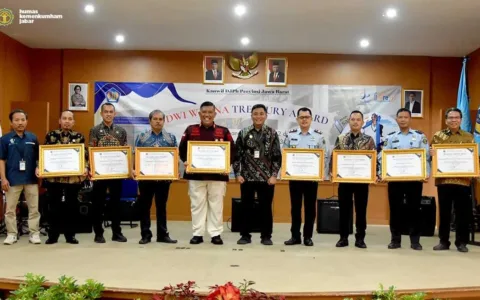 Kakanwil R. Andika Dwi Prasetya Terima Penghargaan Dwi Warna Treasury Award 2023