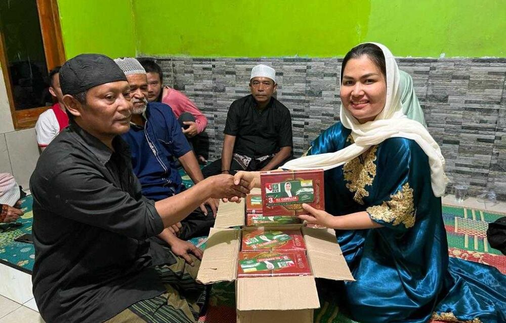 Bacaleg Dpr Ri Camellia Panduwinata Bagikan Al-Qur'An Ke Mesjid
